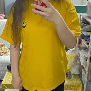 Almost New Yellow T-Shirt – Brighten Your Wardrobe! 💛👕